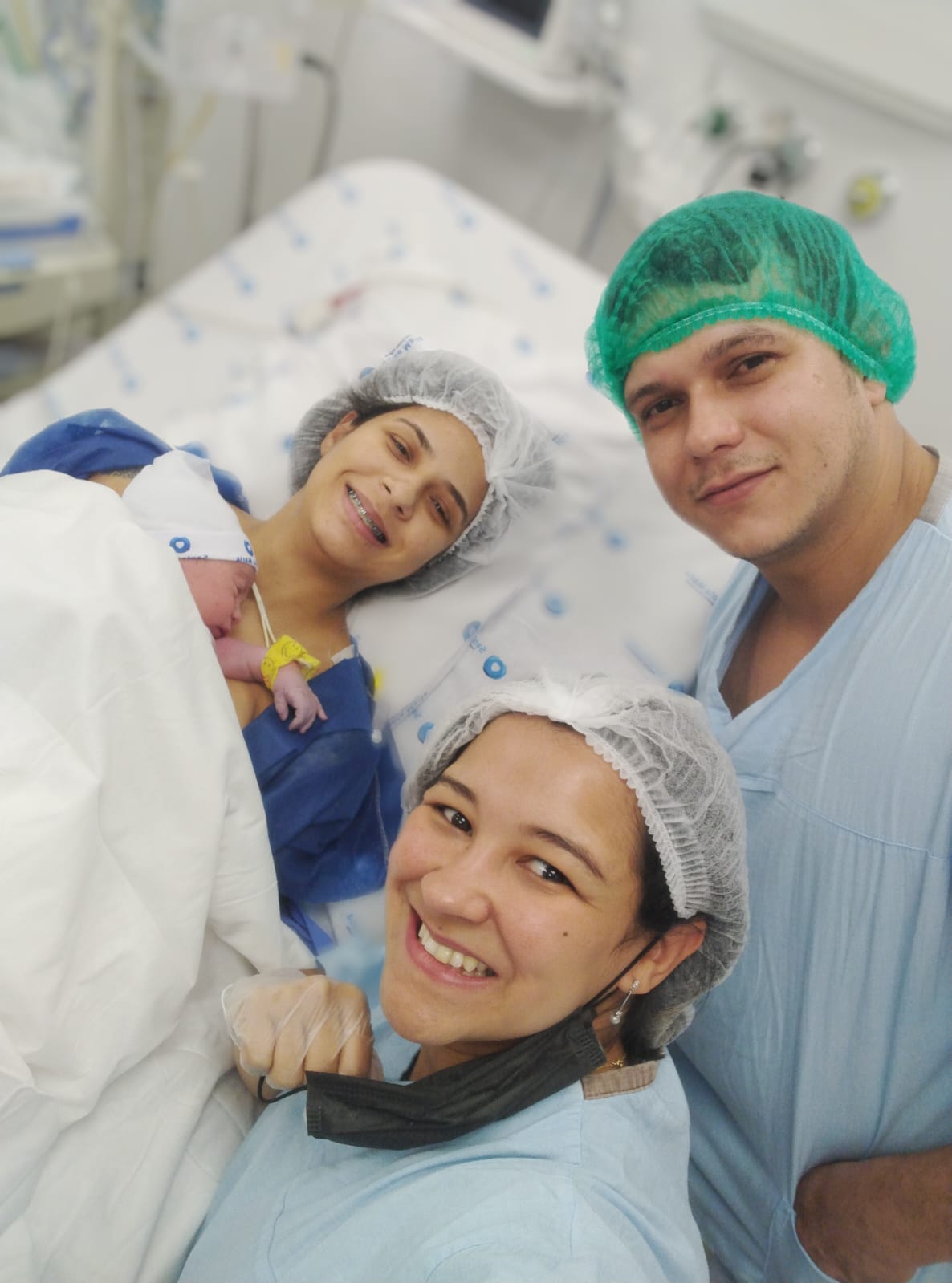 Família reunida após o nascimento, com Mariana presente no cuidado